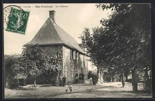 AK Sainte-Féréole, Le Château entouré d`arbres et visiteurs devant l`entrée