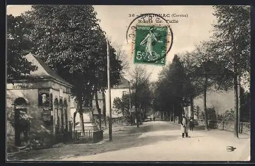 AK Treignac, Route de la Ville avec piétons et bâtiments historiques