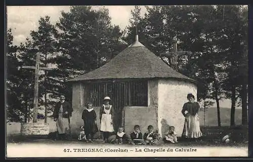 AK Treignac, La Chapelle du Calvaire avec des villageois devant