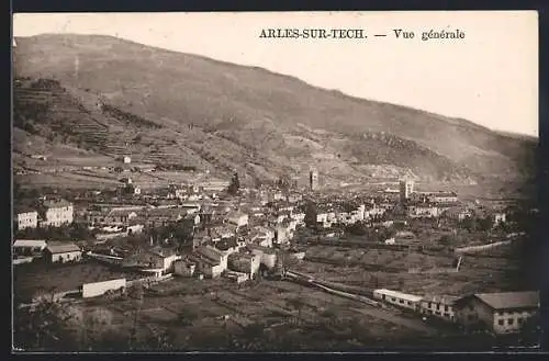 AK Arles-sur-Tech, Vue générale du village et des montagnes environnantes