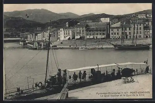 AK Port-Vendres, Le Quai Vauban et le Quai de la Ville avec bateaux amarrés