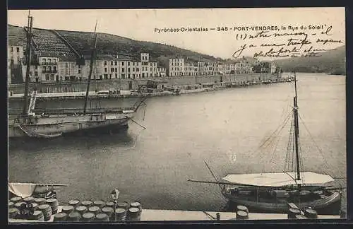 AK Port-Vendres, la Rue du Soleil et bateaux amarrés au port