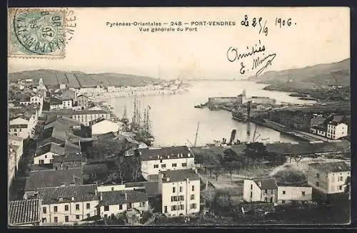 AK Port-Vendres, Vue générale du port avec bateaux et paysage environnant