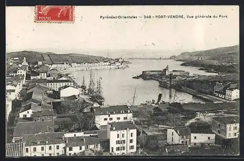 AK Port-Vendres, Vue générale du port avec bateaux et collines alentours