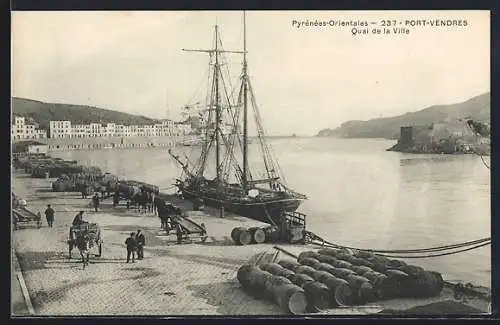 AK Port-Vendres, Quai de la Ville avec voilier et barriques sur le quai