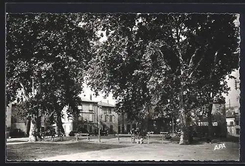 AK Saint-Hippolyte, La Place du Village avec de grands arbres et bâtiments en arrière-plan