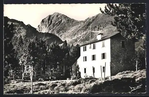 AK Canigou, Chalet Hôtel du C.A.F. au pied du massif majestueux