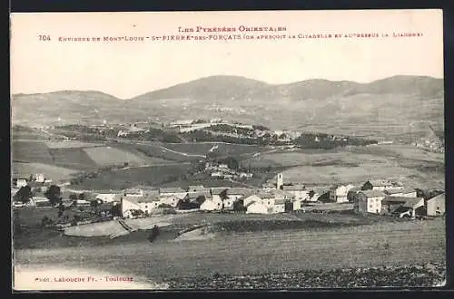 AK Saint-Pierre-des-Forcats, Vue sur le village avec la citadelle et la Cerdagne en arrière-plan