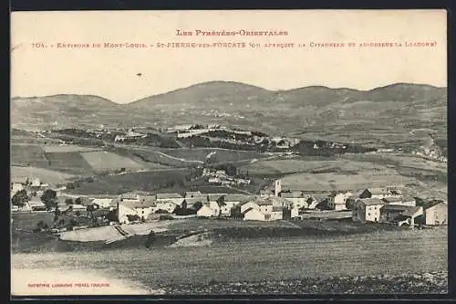 AK Saint-Pierre-des-Forcats, Vue sur la citadelle et le paysage environnant des Pyrénées-Orientales