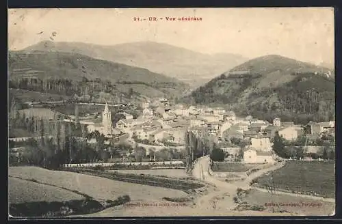 AK Ur, Vue générale du village entouré de collines