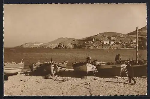 AK Collioure, La Plage avec bateaux de pêche et vue sur les collines environnantes