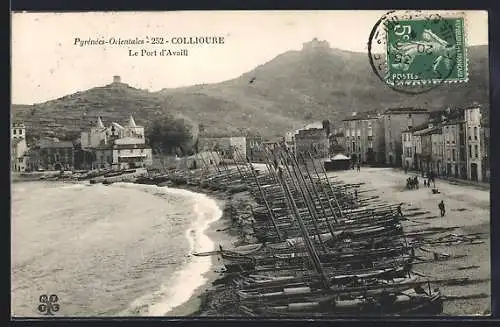 AK Collioure, Le Port d`Avall avec bateaux alignés sur la plage