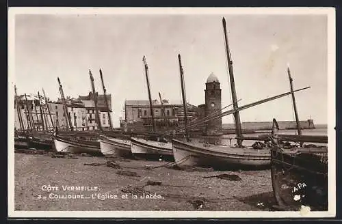 AK Collioure, L`Église et la Jetée avec bateaux sur la plage