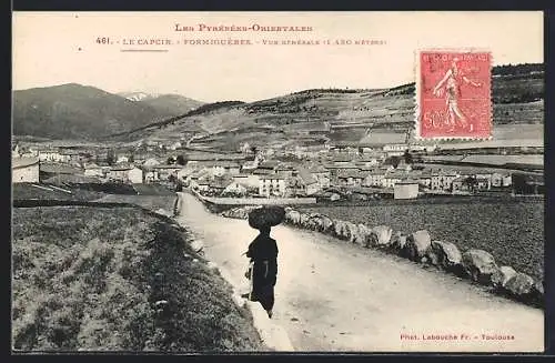 AK Formiguères, Vue générale du village avec figure sur le chemin et montagnes en arrière-plan