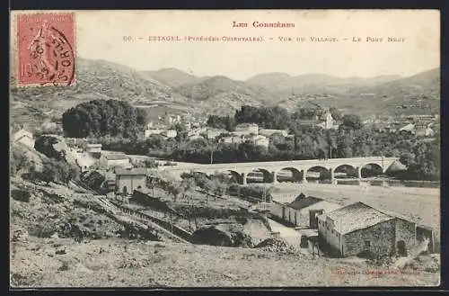 AK Estagel, Vue du village avec le Pont Neuf et les Corbières en arrière-plan
