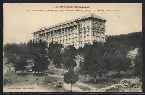 AK Font-Romeu, L`Hôtel d`Altitude entouré de forêts dans les Pyrénées-Orientales