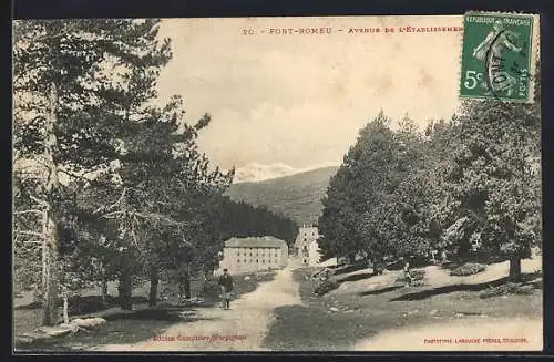 AK Font-Romeu, Avenue de l`Établissement avec vue sur les montagnes et les arbres environnants