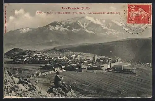 AK Molitg-les-Bains, Le village et le Canigou