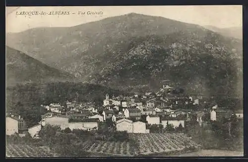 AK Laroque-des-Albères, Vue générale du village et des montagnes environnantes