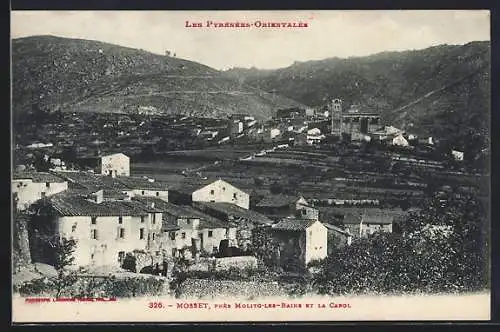 AK Mosset, vue sur le village et les Pyrénées-Orientales en arrière-plan