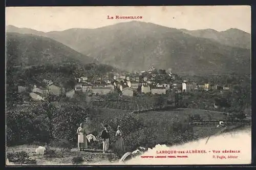 AK Laroque-des-Albères, Vue générale du village et des montagnes du Roussillon