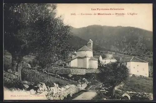 AK Planès, L`Église et paysage montagneux des Pyrénées-Orientales