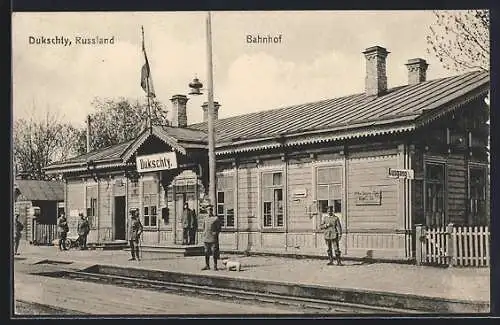 AK Dukschty, Bahnhof, Soldaten auf dem Bahnsteig