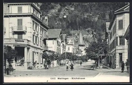 AK Meiringen, Kirchstrasse, Blick auf Hotel Krone, Hotel Kreuz, Kirchturm und Bergwand