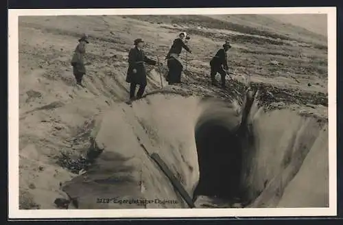 AK Bergsteiger über der Eisgrotte des Eigergletschers