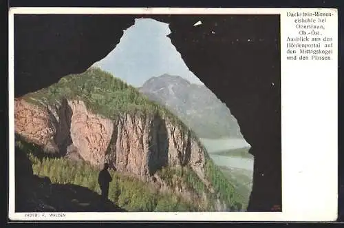 AK Dachstein-Rieseneishöhle, Ausblick aus dem Höhlenportal auf den Mittagskogel und den Plassen