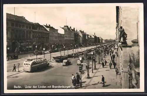 AK Berlin, Unter den Linden mit Brandenburger Tor, flagge