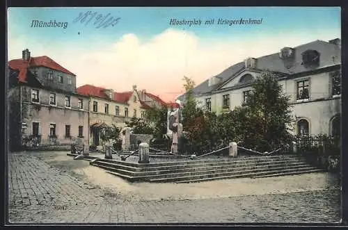 AK Münchberg / Obfr., Klosterplatz mit Kriegerdenkmal