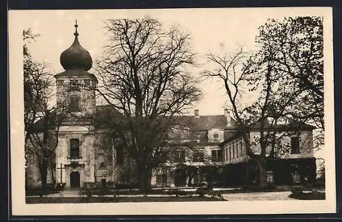 AK Loucen, Zámek a kaple