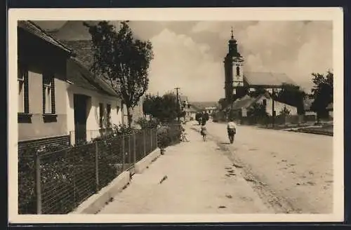 AK Cejkovice, Strassenpartie mit Kirche