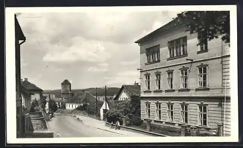 AK Týnec nad Sázavou, Strassenpartie mit Kindern