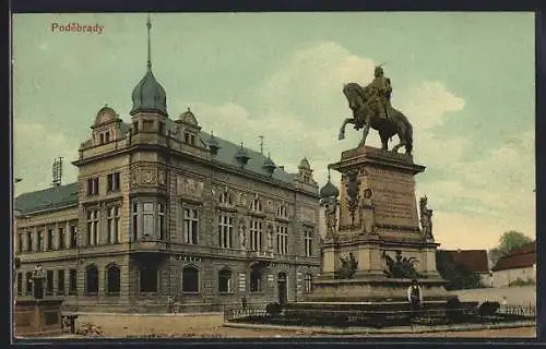 AK Podebrady, Strassenpartie mit Denkmal