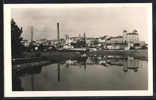 AK Mlada Boleslav, Uferpartie und Blick zum Ort