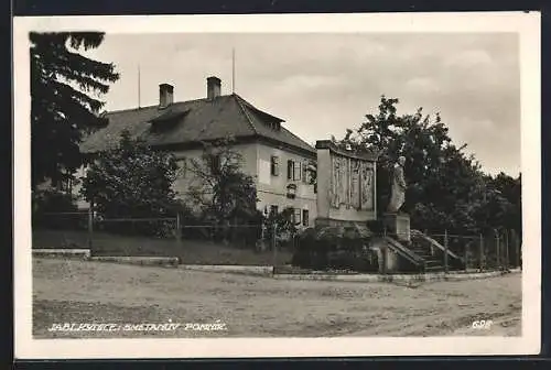 AK Jabkenice, Strassenpartie mit Denkmal