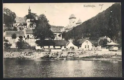 AK Karlstejn, Uferpartie mit Blick zur Burg