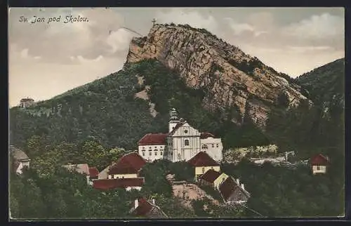 AK Sv. Jan pod Skalou, Blick auf die Kirche mit Felsen und Gipfelkreuz