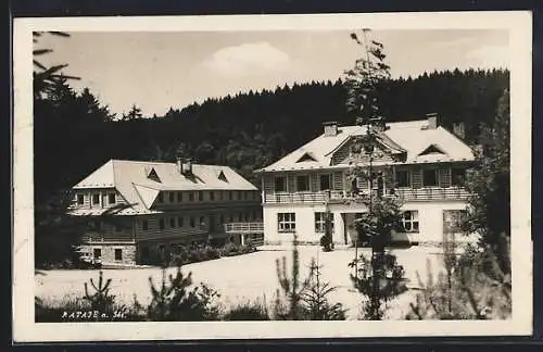 AK Rataje n. Sas., Hotels vor dem Wald