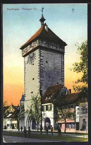 AK Reutlingen, Tübinger Tor mit Menschen