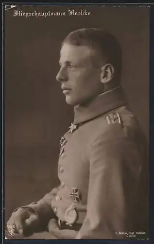 AK Fliegerhauptmann Boelcke, seitlich portraitiert in Uniform mit Eisernem Kreuz