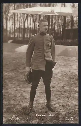 Foto-AK Sanke Nr.: 512, Leutnant Schäfer in Uniform mit Eisernes Kreuz neben einem Flugzeug