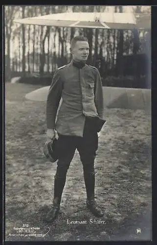 Foto-AK Sanke Nr.: 512, Leutnant Schäfer in Uniform mit Eisernes Kreuz neben einem Flugzeug