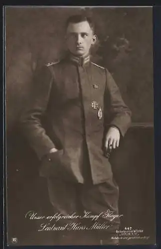 Foto-AK Sanke Nr. 447: Kampffliegerleutnant Hans Müller in Uniform