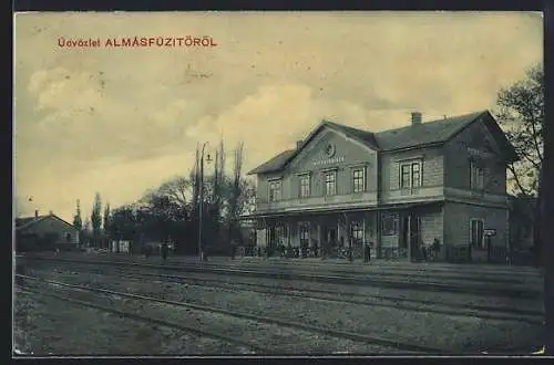 AK Almásfüzitö, Partie am Bahnhof