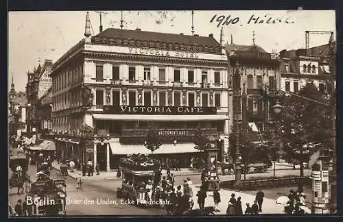 AK Berlin, Unter den LInden Ecke Friedrichstrasse mit Cafe Victoria