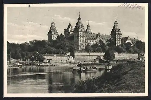 AK Aschaffenburg, Uferpartie mit Blick auf das Schloss Johannisburg