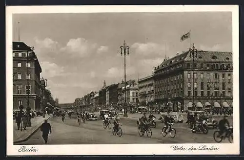 AK Berlin, Strassenpartie Unter den Linden mit Hotel Adlon